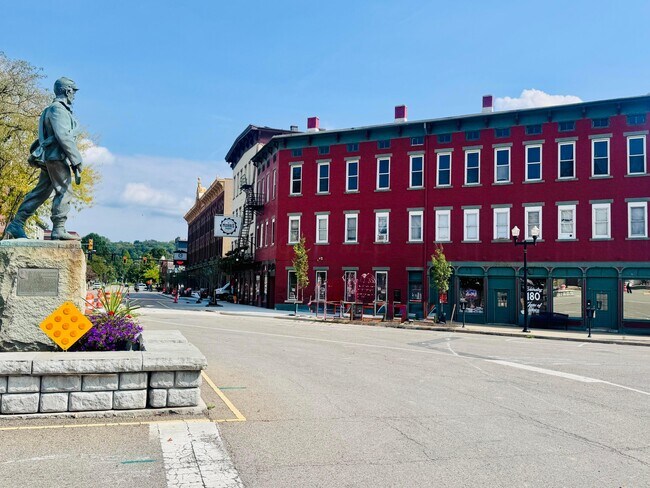 Building Photo - 18 E Main St