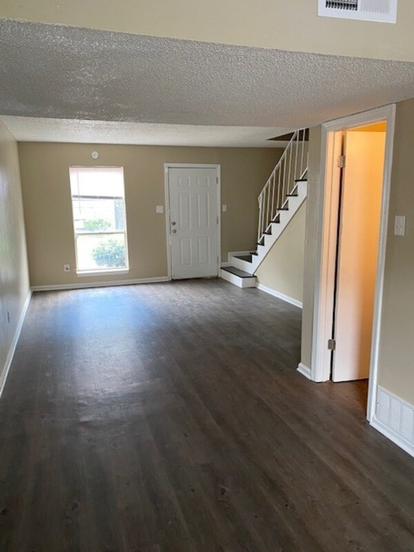 Building Photo - 1500 Millview Dr