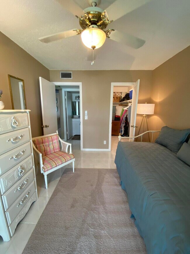 Building Photo - 72 Newport D