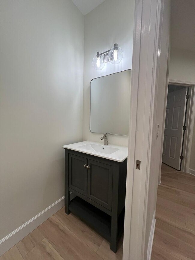 Building Photo - Fully renovated 3 bedroom/ 2.5 bathroom ho...