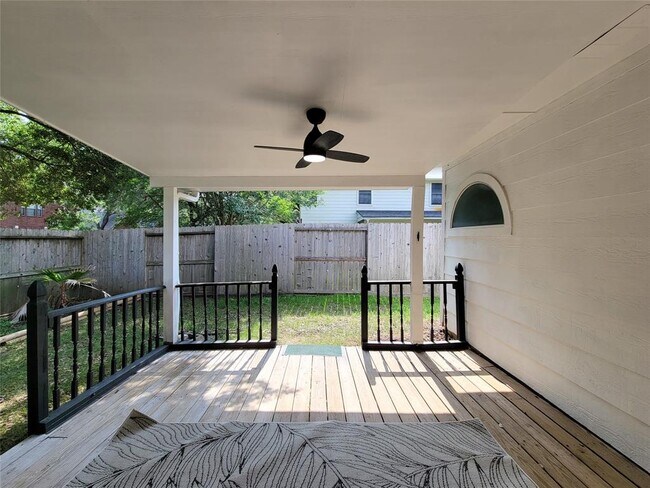 Building Photo - 218 Windrift Ct