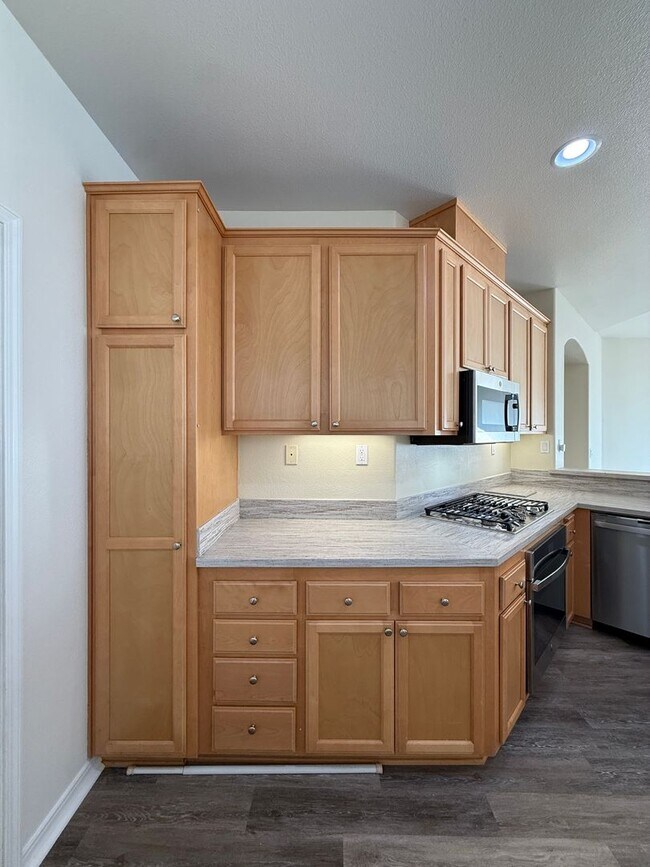 Building Photo - Beautiful Bradley Square Single Story Home With Easy Access to Shopping/101 Frwy