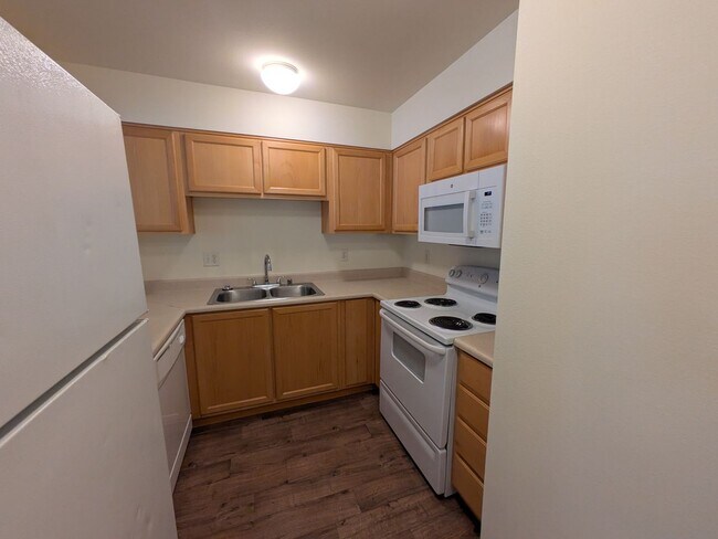 Building Photo - 1 bed/1 bath Apartment on Northwest Ave!
