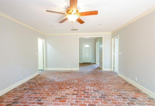 Building Photo - 81 Country Club Rd