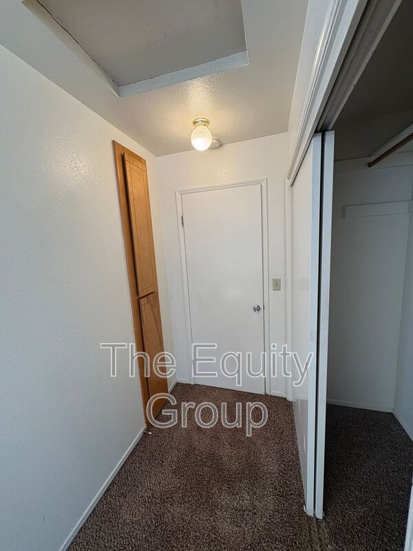 Building Photo - 2408 W Packwood Dr