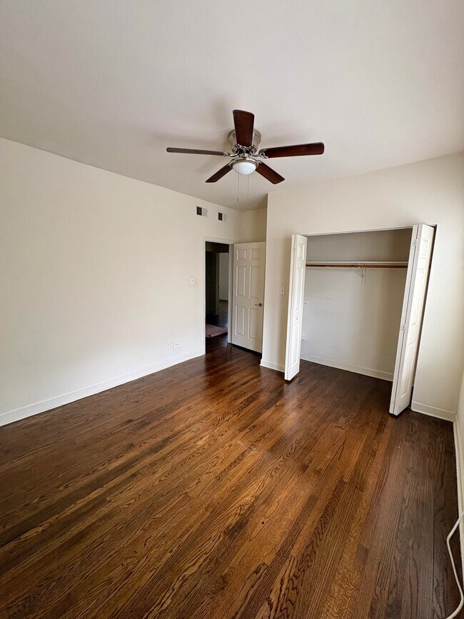Building Photo - 3547 W Dickens Ave