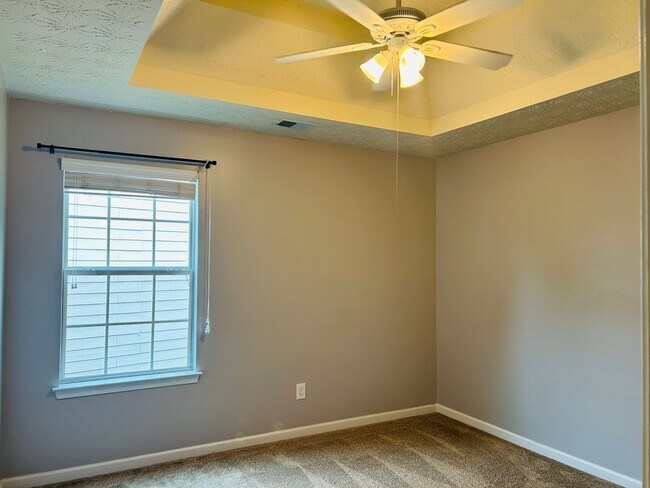 Building Photo - Beautiful 4 bedroom, 2.5 bathroom home in ...