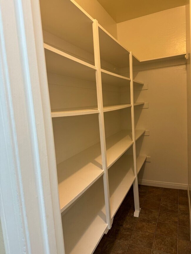 Building Photo - Spacious Stockdale Ranch Home!