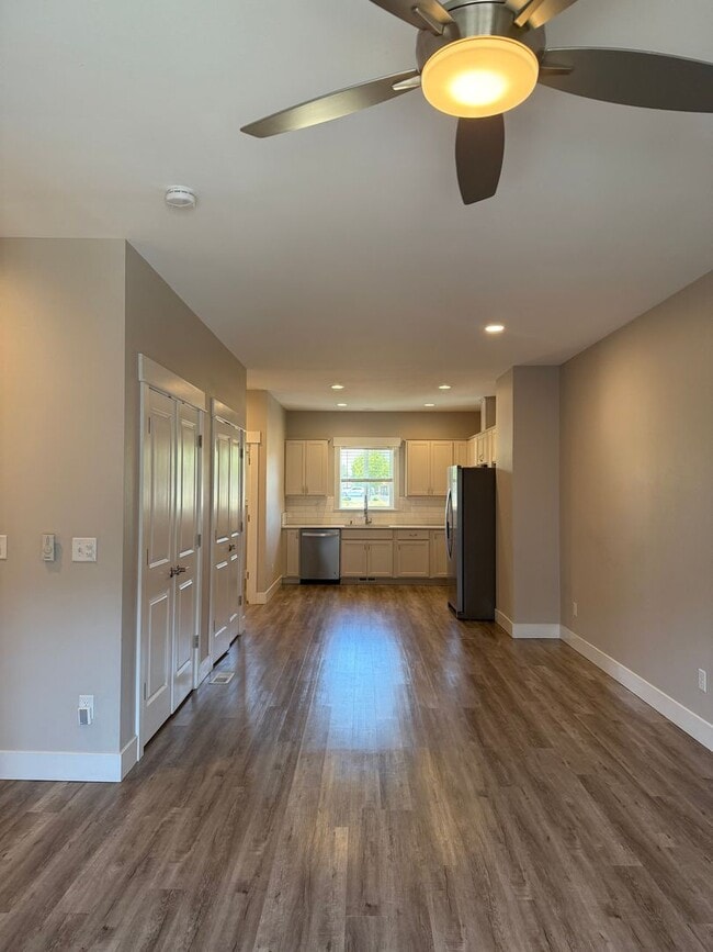 Building Photo - Stunning 3 bedroom townhome.