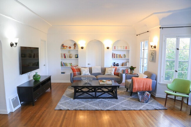 Building Photo - 601 S Sweetzer Ave