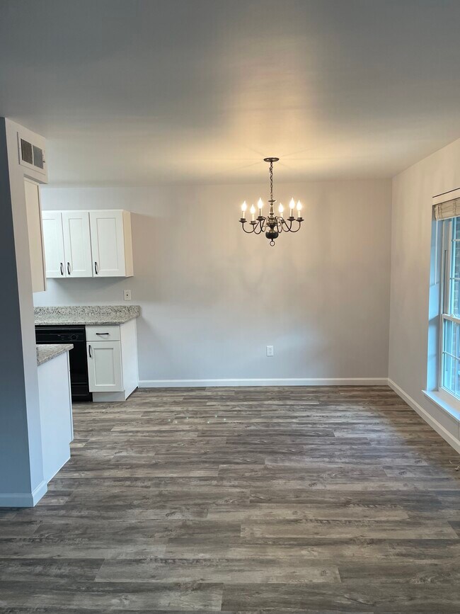 Building Photo - 900 Mountain Creek Rd