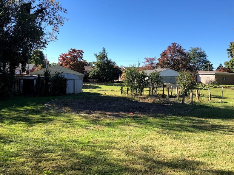 Large fenced in back yard - 7306 Tangelo Dr