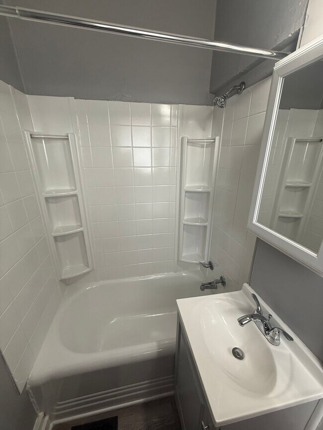 Building Photo - Knaack - 3720