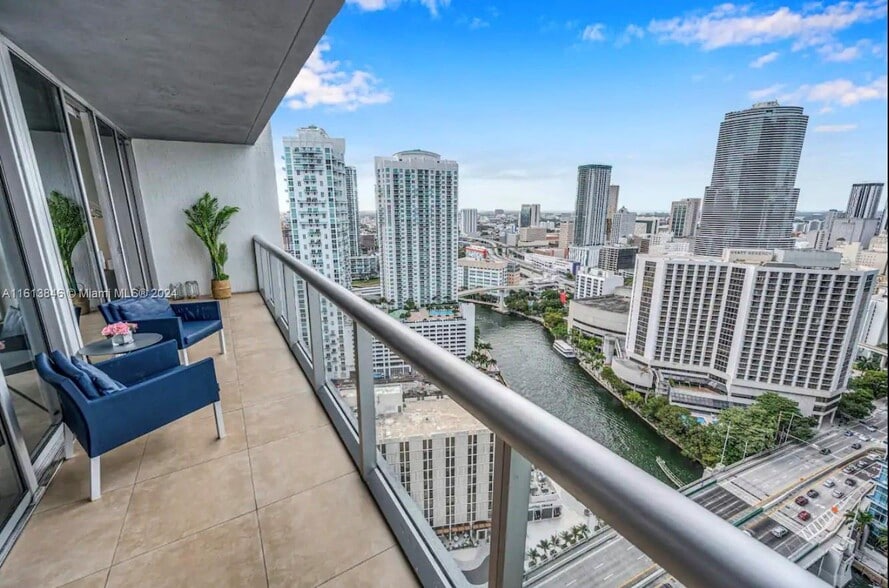 Building Photo - 485 Brickell Ave