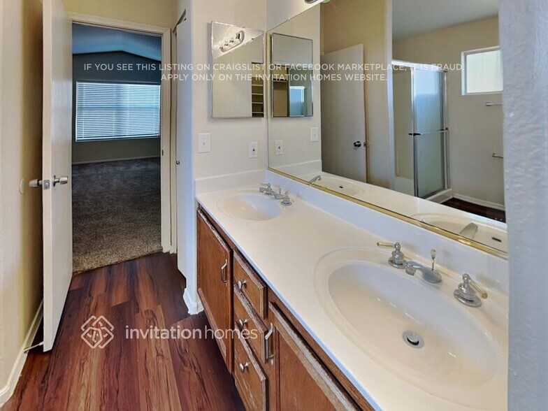 Building Photo - 8030 W Paradise Dr