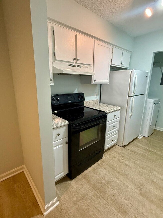 Building Photo - Comfortable coastal living in a convenient mid-island location! Available Now!