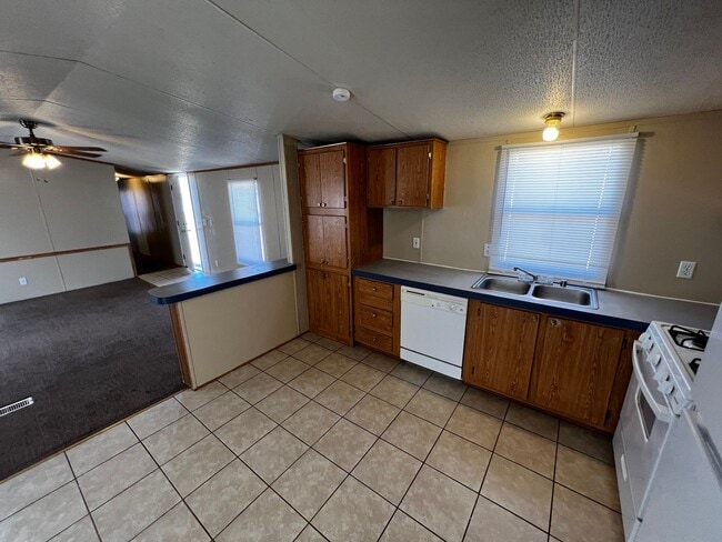 Building Photo - 3 Bedroom-2Bath located near CAFB