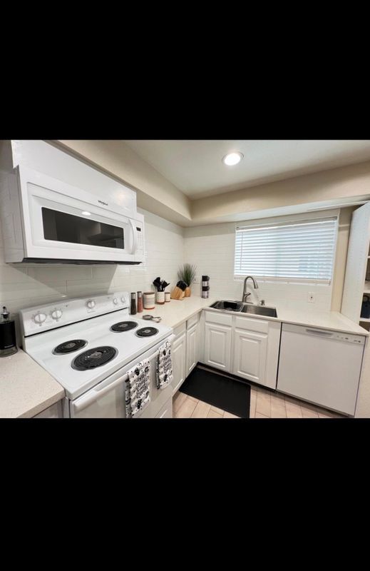 Building Photo - 7651 Reseda Blvd