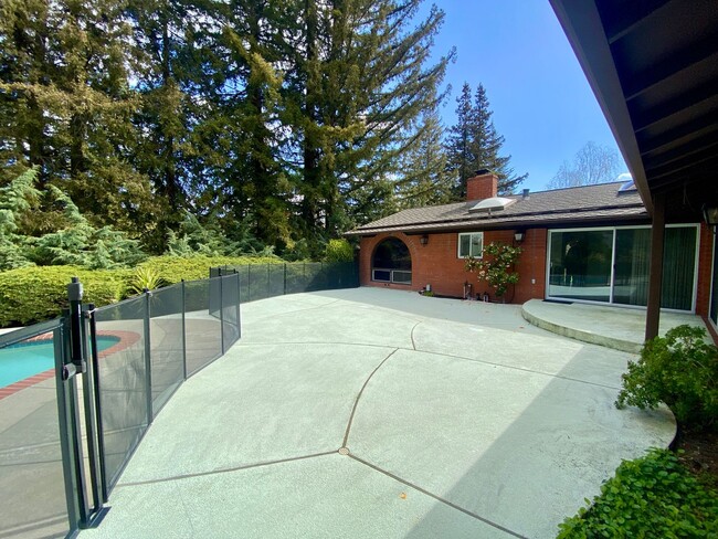 Building Photo - Spacious Single Level Home with Swimming P...