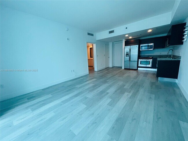 Building Photo - 950 Brickell Bay Dr