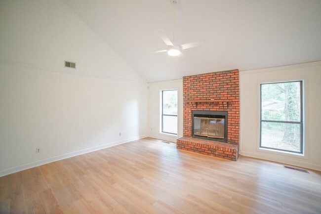 Building Photo - 2020 Cynthia Dr
