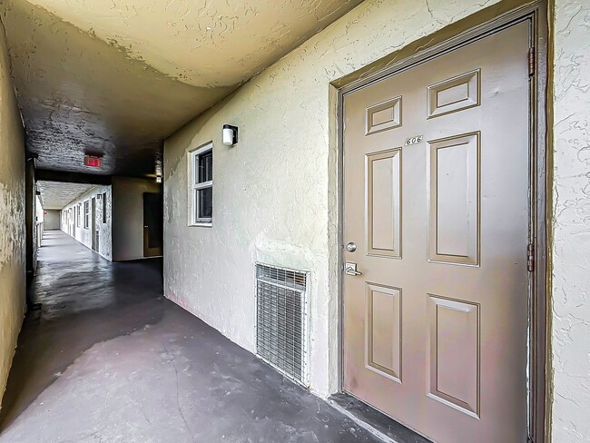 Building Photo - Gorgeous 2 bedroom 2  Condo in Boca Raton across from Nova University