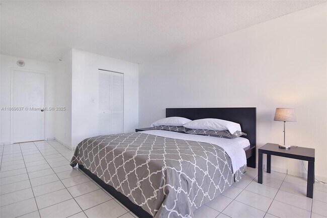 Building Photo - 2555 Collins Ave