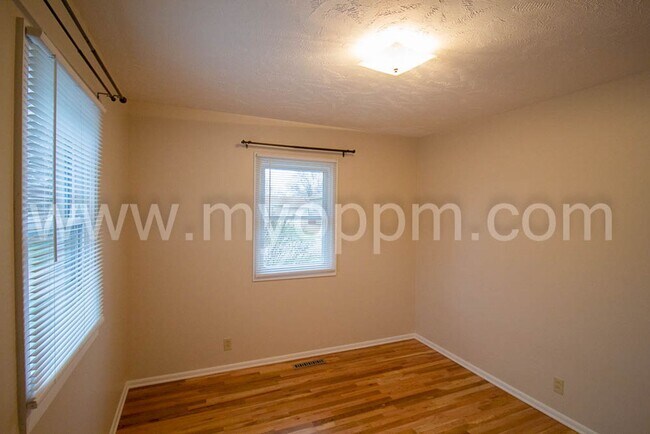 Building Photo - 4 bedroom house with new appliances | 132n...