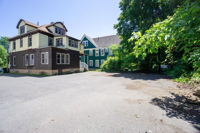 Building Photo - Newly Renovated First Floor Flat - Close T...
