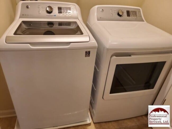 Building Photo - Beautiful Luxury Townhome Near Everything!