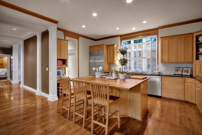 Building Photo - Spacious 4 Bedroom 2.75 Bath Luxury Sammam...