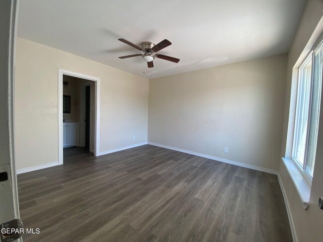 Building Photo - 6201 Escondido Dr
