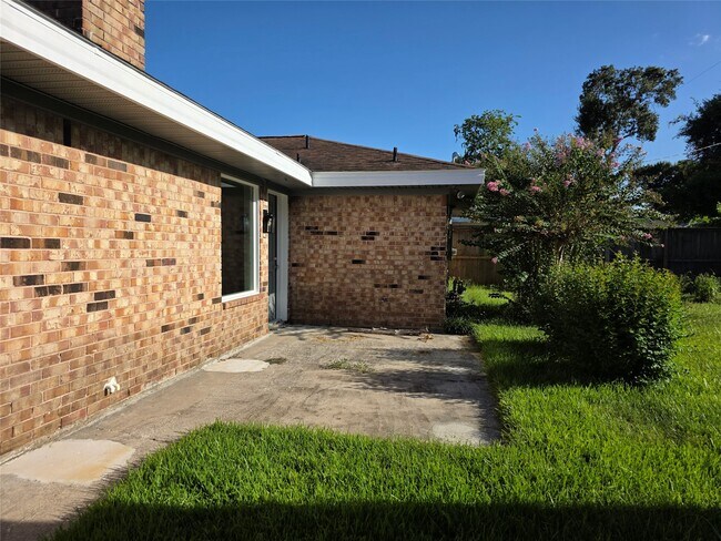 Building Photo - 11726 N Willow Cir