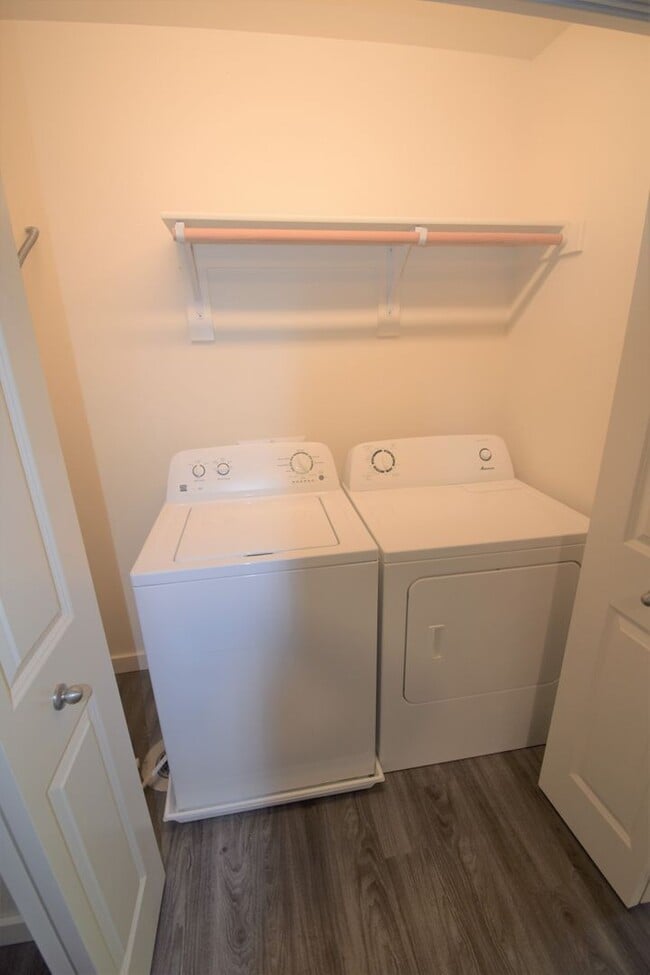 Building Photo - Top Floor 2Bed 1Bath apartment! Close to M...