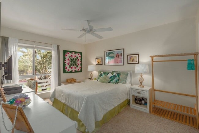 Building Photo - 2 bedroom 2 bath furnished upstairs condo ...