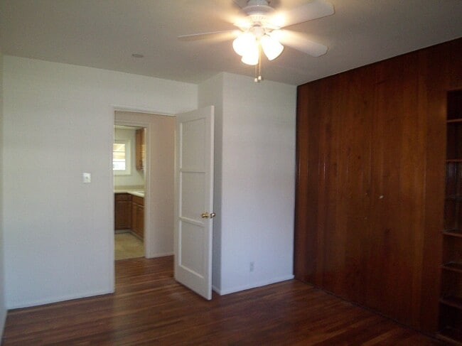 Building Photo - Great home with gorgeous hardwood floors!!