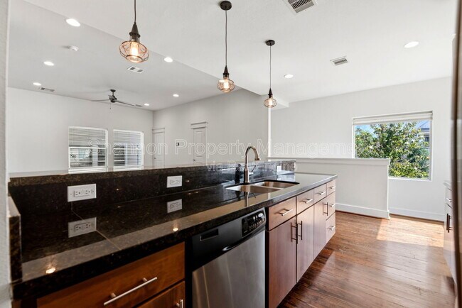 Building Photo - 1512 Crockett St