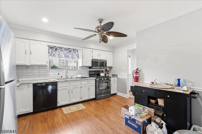 Building Photo - 2606 Trafalgar Square