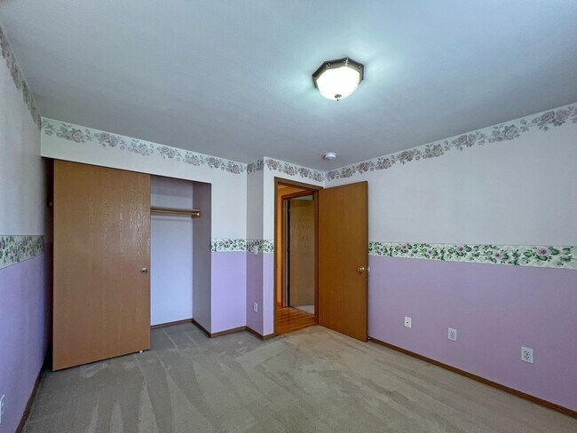 Building Photo - NE Tacoma - Large 3 bedroom 2.5 bathroom w...