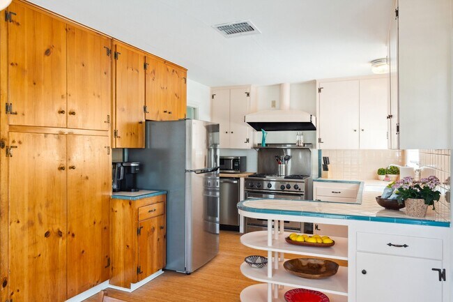 Building Photo - Centrally Located - Minutes from Dell Children's Hospital