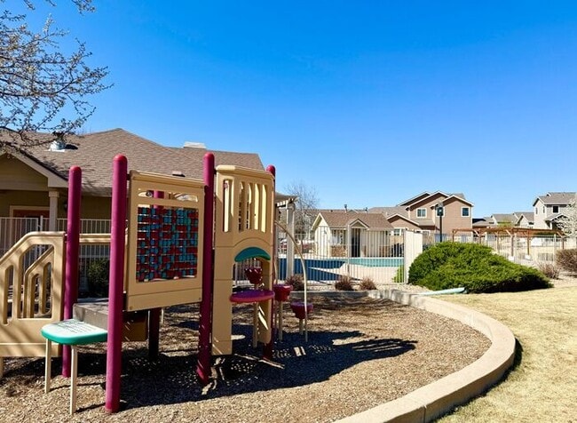 Building Photo - 2 WEEKS FREE! Spacious Townhome!