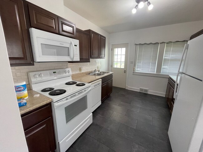 Building Photo - 102-104 Morley Pkwy