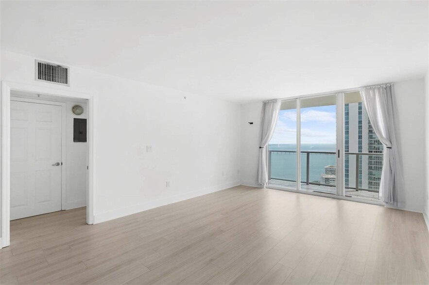 Building Photo - 1155 Brickell Bay Dr