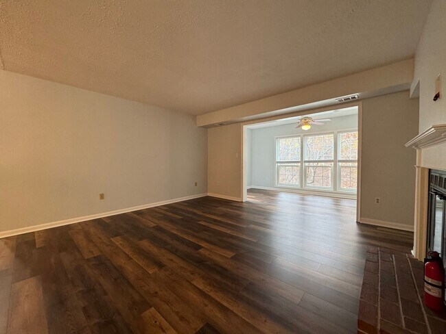 Building Photo - Sun-filled And Spacious 2 Bed 2 Bath Condo...