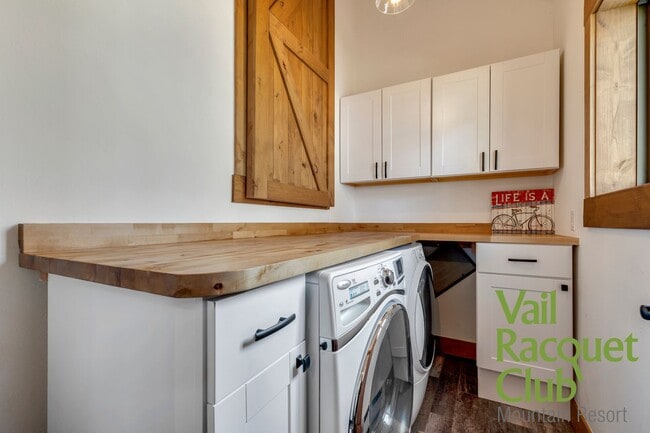 Building Photo - Annual Lease - 3BR, 3BA 3-level Townhome w...