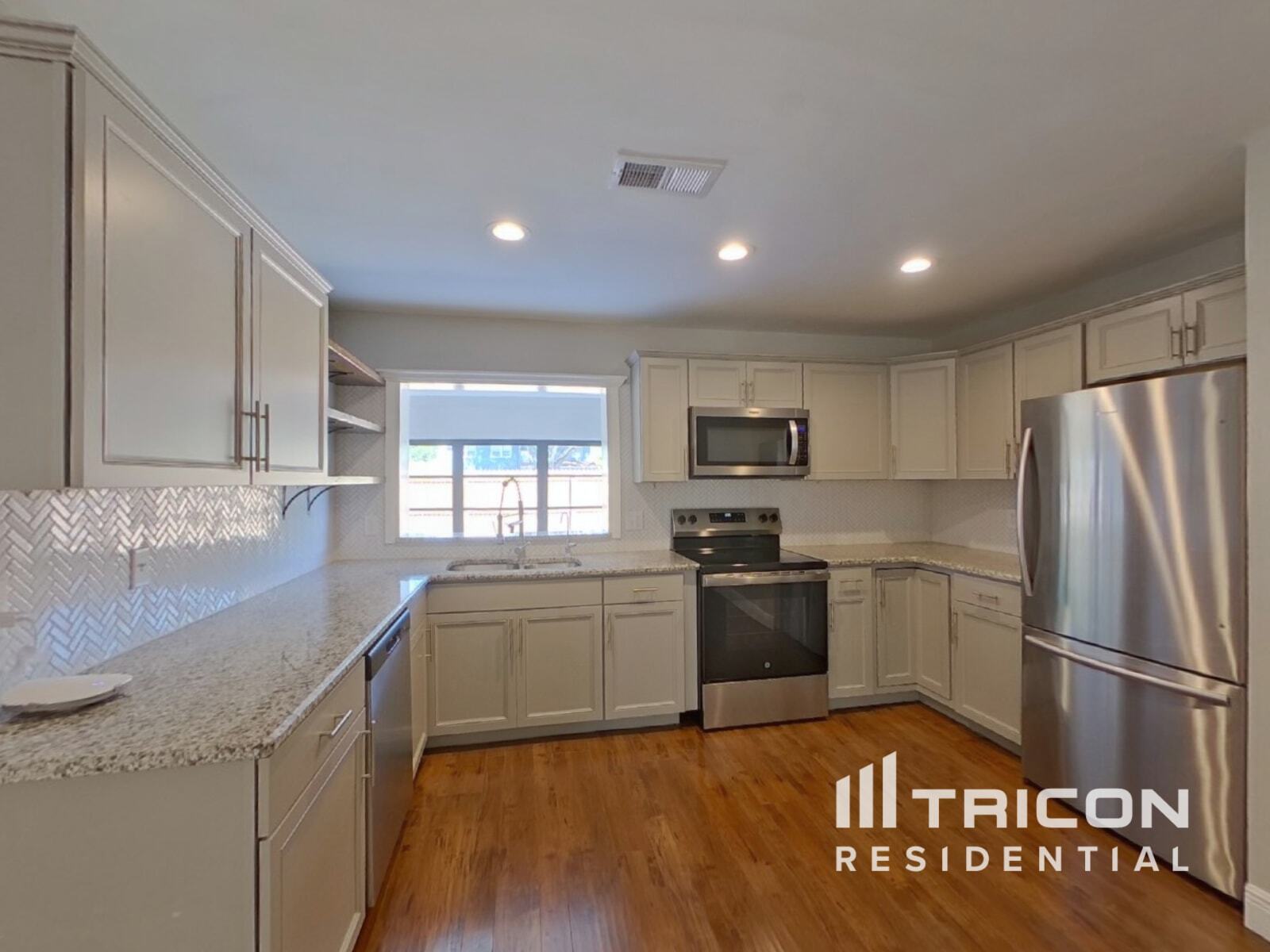 Building Photo - 1906 Radcliffe Dr N