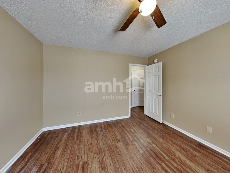 Building Photo - 5862 N Quincy Dr