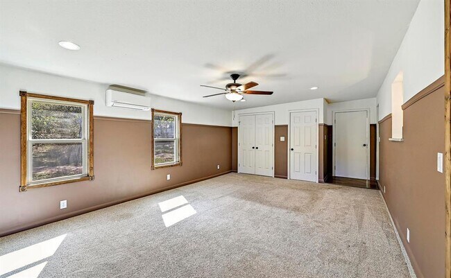 Building Photo - 551 N Grange St
