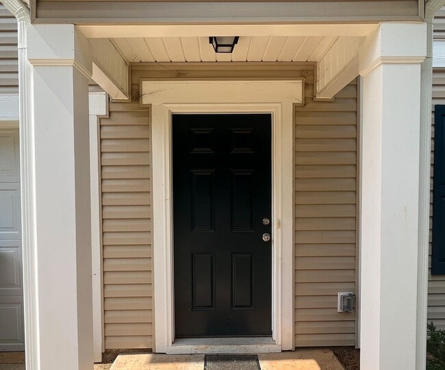 Building Photo - Beautiful 3 bedroom, 2 1/2 bathroom home i...