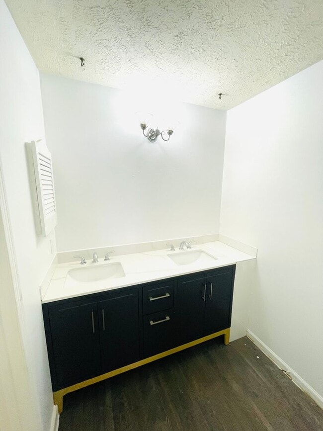 Building Photo - ** 3 bed 2 bath located off Vaughn Road **...